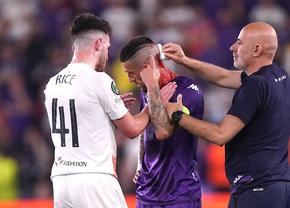 Imagini șocante din finala Conference League: ultrașii i-au spart capul unui fotbalist