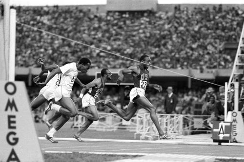 Jim Hines trecând linia de sosire în cursa olimpică FOTO Imago Images