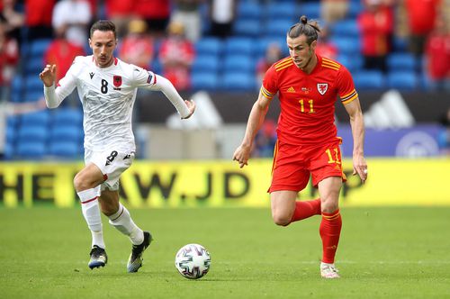 Sherif Kallaku, stânga, în duel cu Gareth Bale, Albania - Țara Galilor / foto: Imago Images