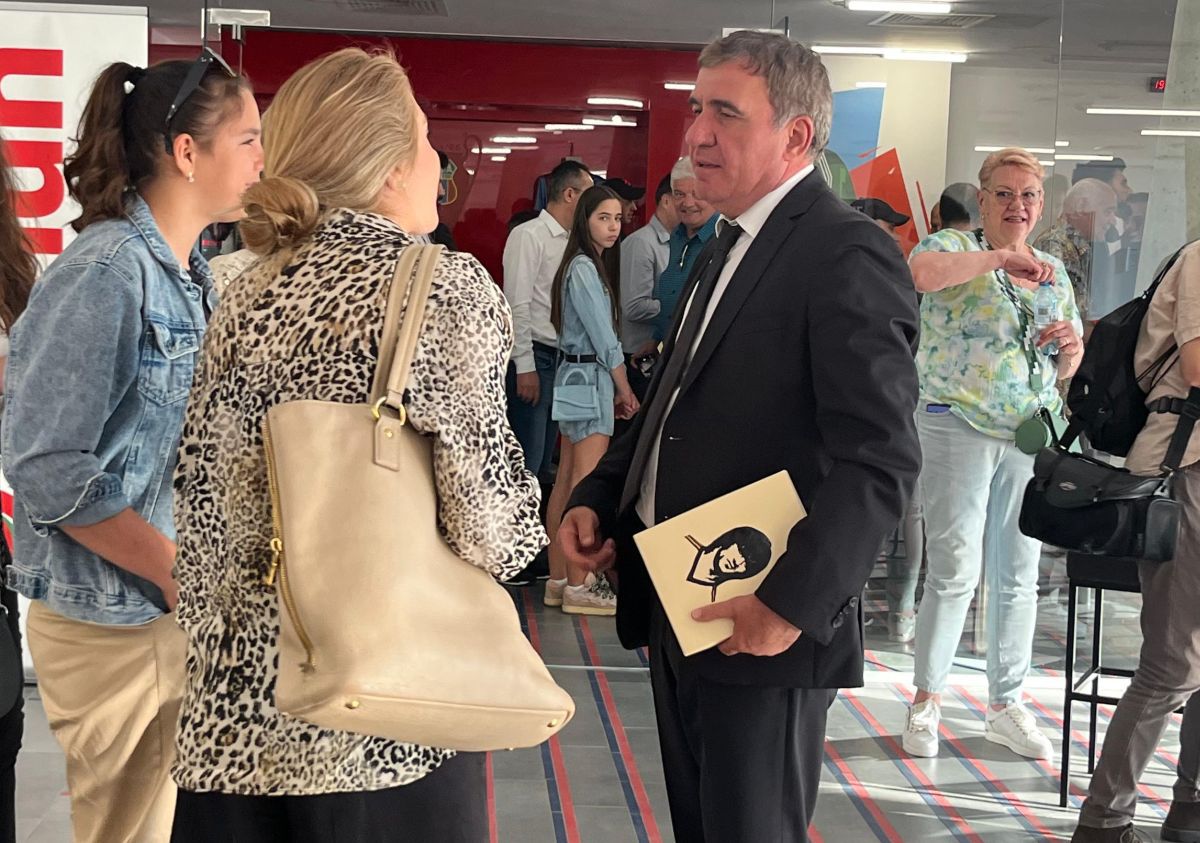 Reverența lui Hagi pe stadionul Steaua: „Un om și un jucător special! Cei tineri ar trebui să fie inspirați”