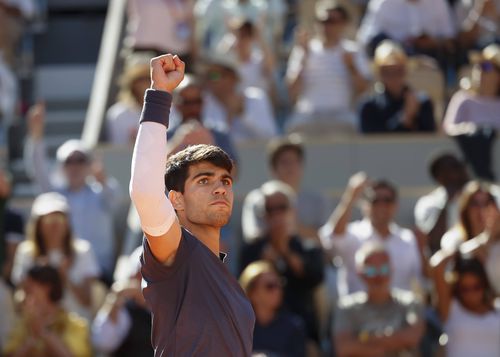 Carlos Alcaraz (21 de ani, 3 ATP) l-a învins vineri pe Jannik Sinner (22 de ani, 2 ATP) cu 2-6, 6-3, 3-6, 6-4, 6-3 în semifinale la Roland Garros. Spaniolul va disputa al treilea ultim act în turneele de Mare Șlem, primul la Paris.