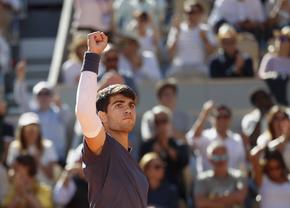 Carlos Alcaraz a revenit de la 1-2 la seturi în fața lui Jannik Sinner și va juca prima sa finală la Roland Garros
