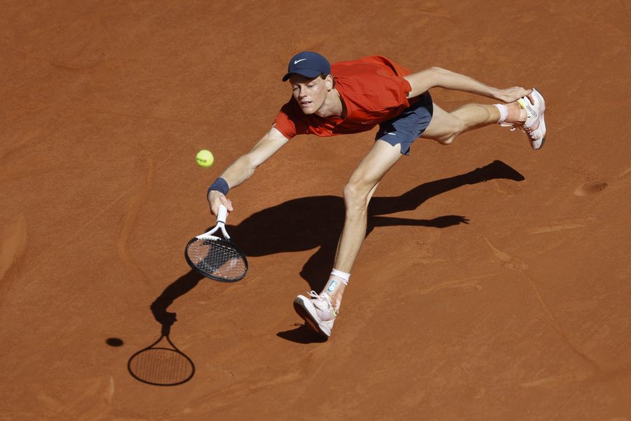 Carlos Alcaraz a revenit de la 1-2 la seturi în fața lui Jannik Sinner și va juca prima sa finală la Roland Garros