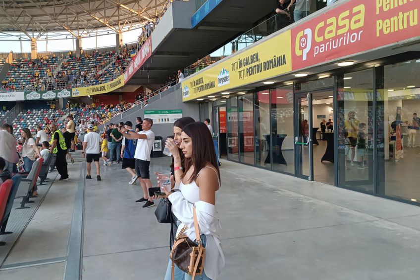 Alexandra Ionela Grigoriță, iubita lui Dennis Man, și-a făcut apariția în tribunele stadionului Steaua, pentru amicalul dintre România și Liechtenstein.