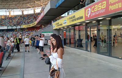 Iubitele lui Man și Moldovan au atras toate privirile înainte de România - Liechtenstein » Cum au apărut îmbrăcate