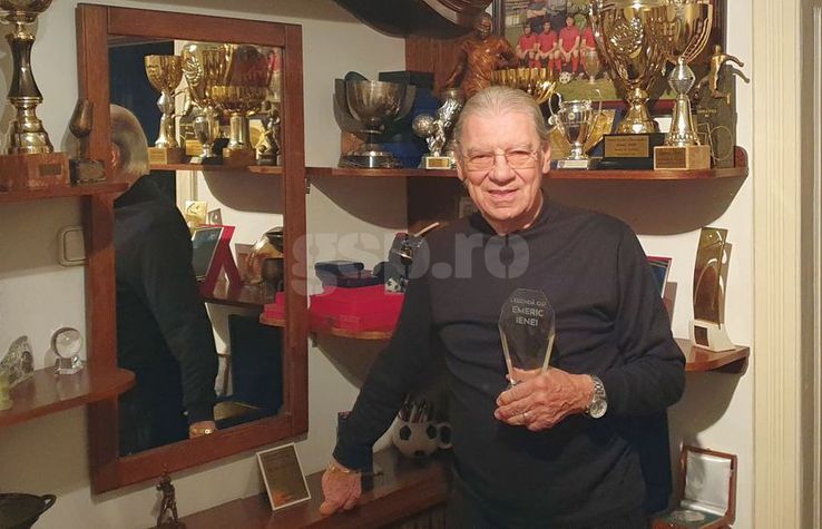Emeric Ienei, alături de trofeele sale, foto: GSP