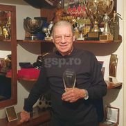 Emeric Ienei, alături de trofeele sale, foto: GSP