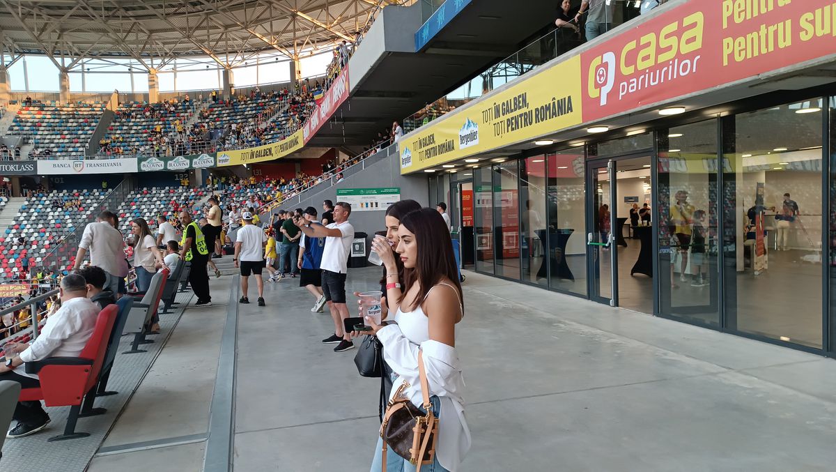 „De cât timp am așteptat acest moment...” » Iubita lui Dennis Man a cucerit pe toată lumea la petrecerea promovării în Serie A