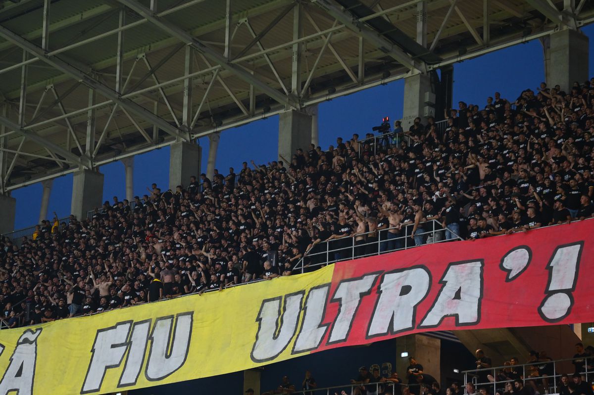 Moment unic în istoria peluzelor românești » Rivalii de la Steaua, Dinamo, Rapid și Craiova s-au strâns în Ghencea, la România - Liechtenstein! Toate mesajele afișate