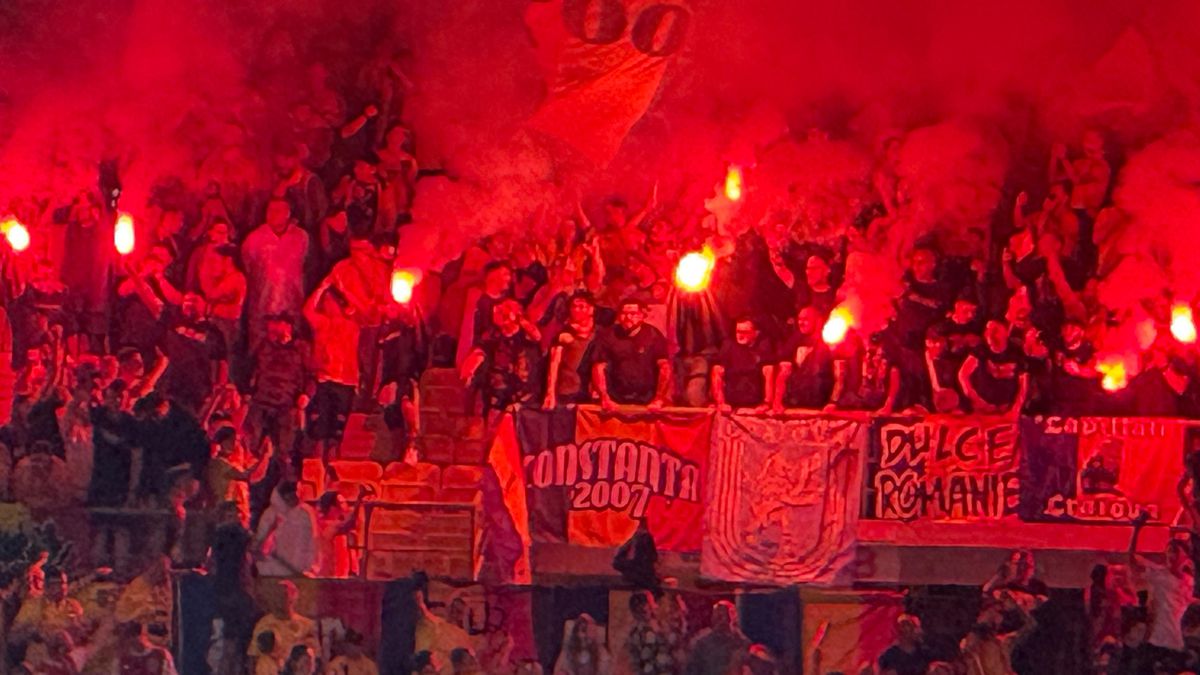 Haos în tribune! Ultrașii de la „Uniți sub tricolor” au aprins zeci de torțe pe stadion + scandări xenofobe