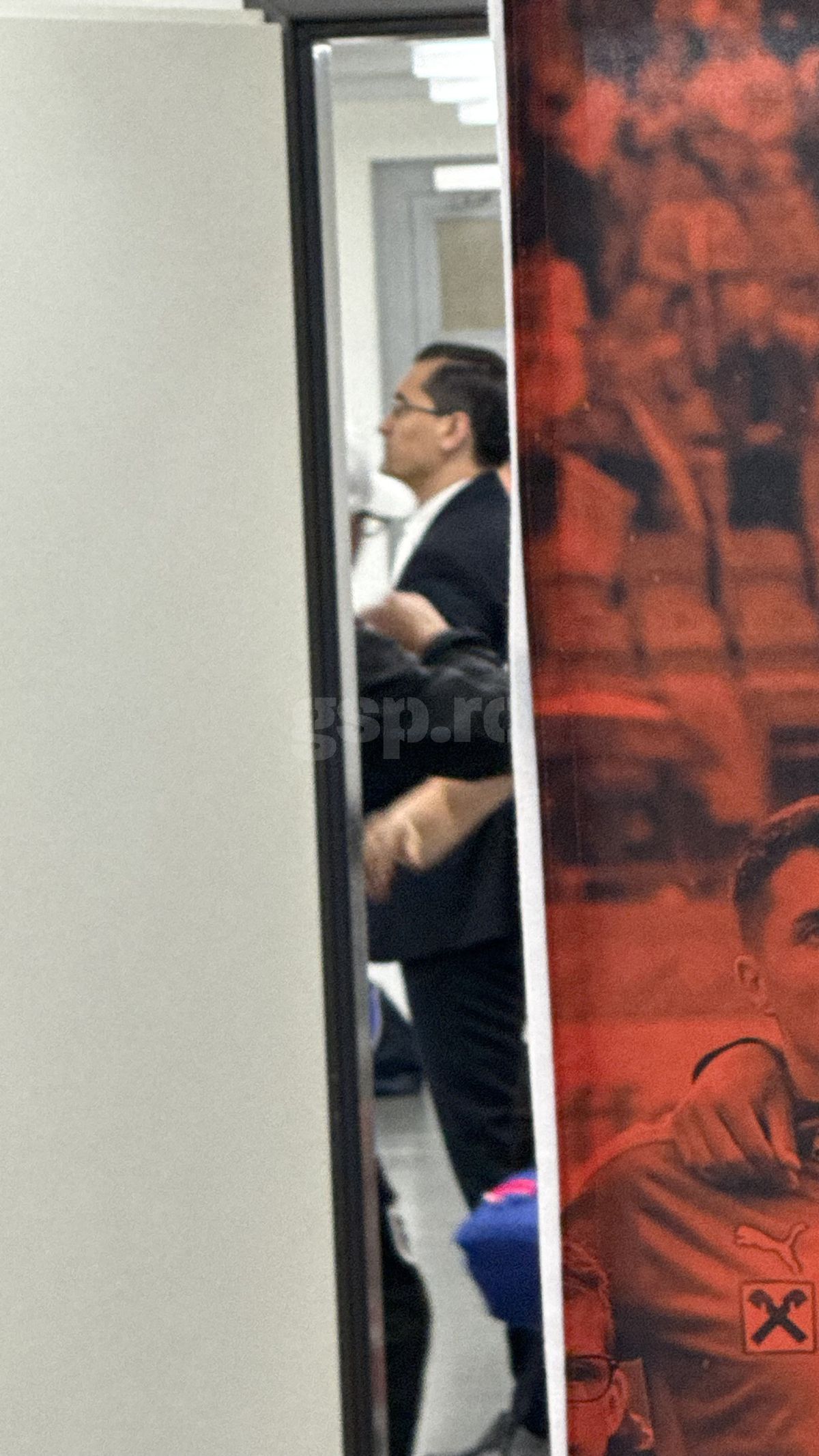 Nu s-a văzut la TV »  Ședință de taină în loja lui Burleanu, imediat după Austria - România! Președintele FRF, împietrit, scenă tristă cu Lucescu + Rațiu a țipat la Miculescu!