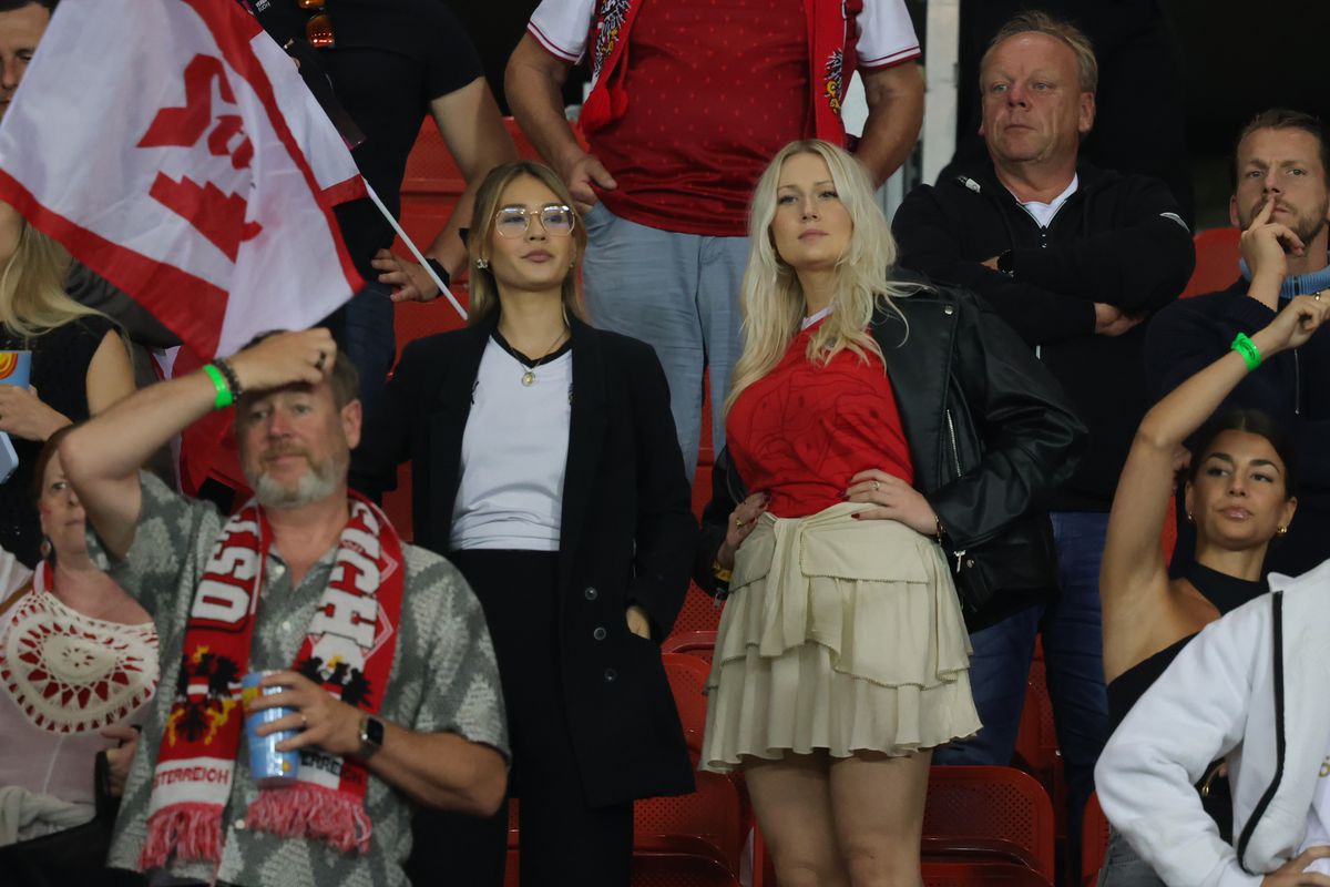 Suporterii au făcut spectacol în tribune la Austria - România 2-1