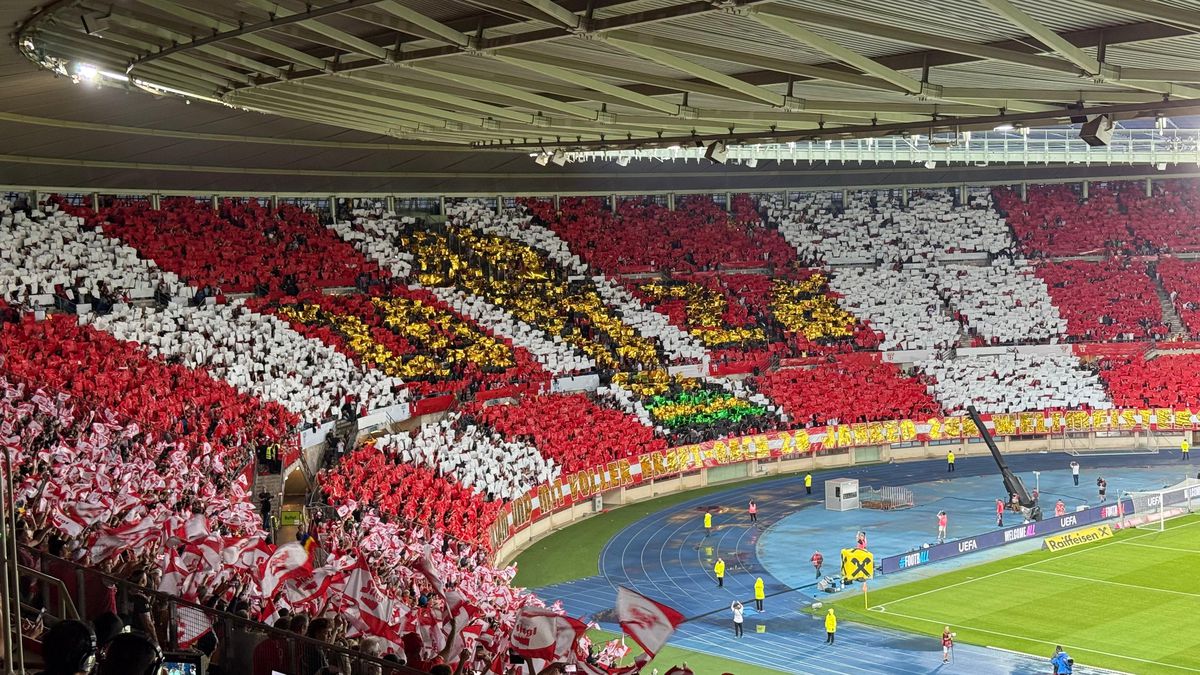 Festivalul de la Viena » Atmosferă de zile mari la Austria - România: ce a vrut să însemne scenografia gazdelor + ai noștri au răspuns cu torțe și un mesaj scurt