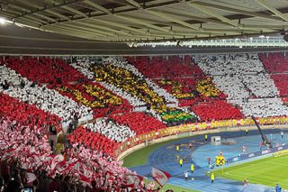 Festivalul de la Viena » Atmosferă de zile mari la Austria - România: ce a vrut să însemne scenografia gazdelor + ai noștri au răspuns cu torțe și un mesaj scurt