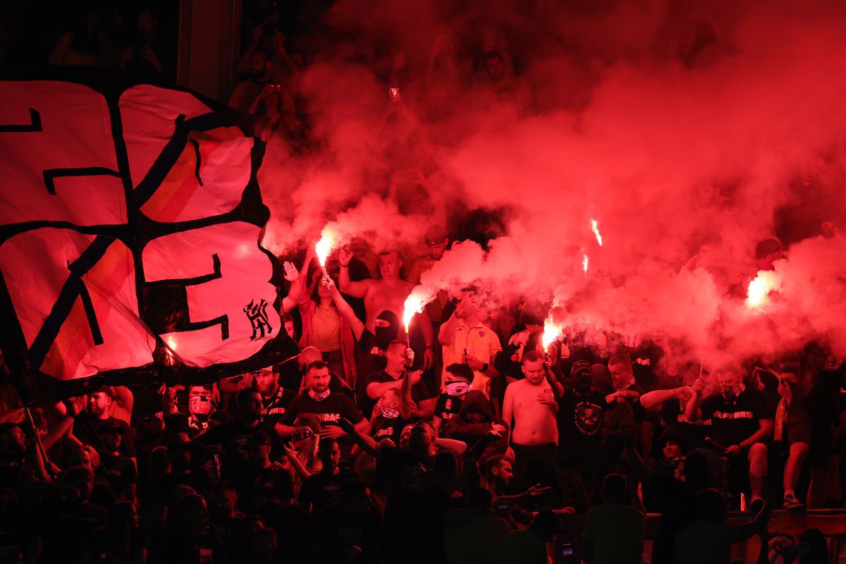 Haos în tribune! Ultrașii de la „Uniți sub tricolor” au aprins zeci de torțe pe stadion + scandări xenofobe