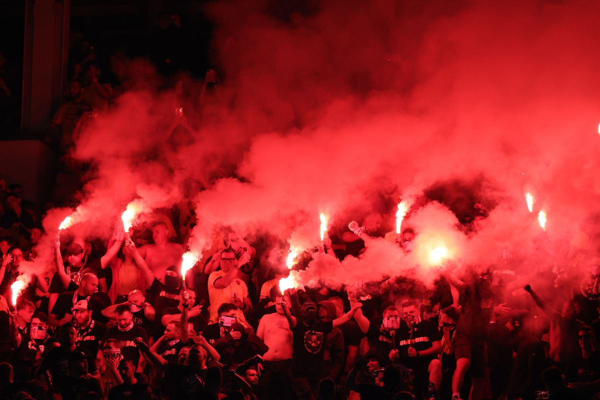 Haos în tribune! Ultrașii de la „Uniți sub tricolor” au aprins zeci de torțe pe stadion + scandări xenofobe
