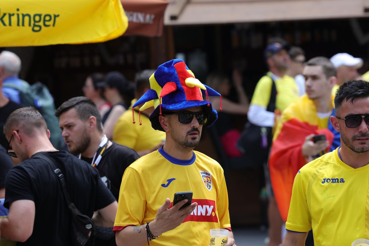 10 imagini EPICE înainte de Austria - România: fanii „tricolori” din „Zidul Galben” chiar au imaginație! GALERIE FOTO