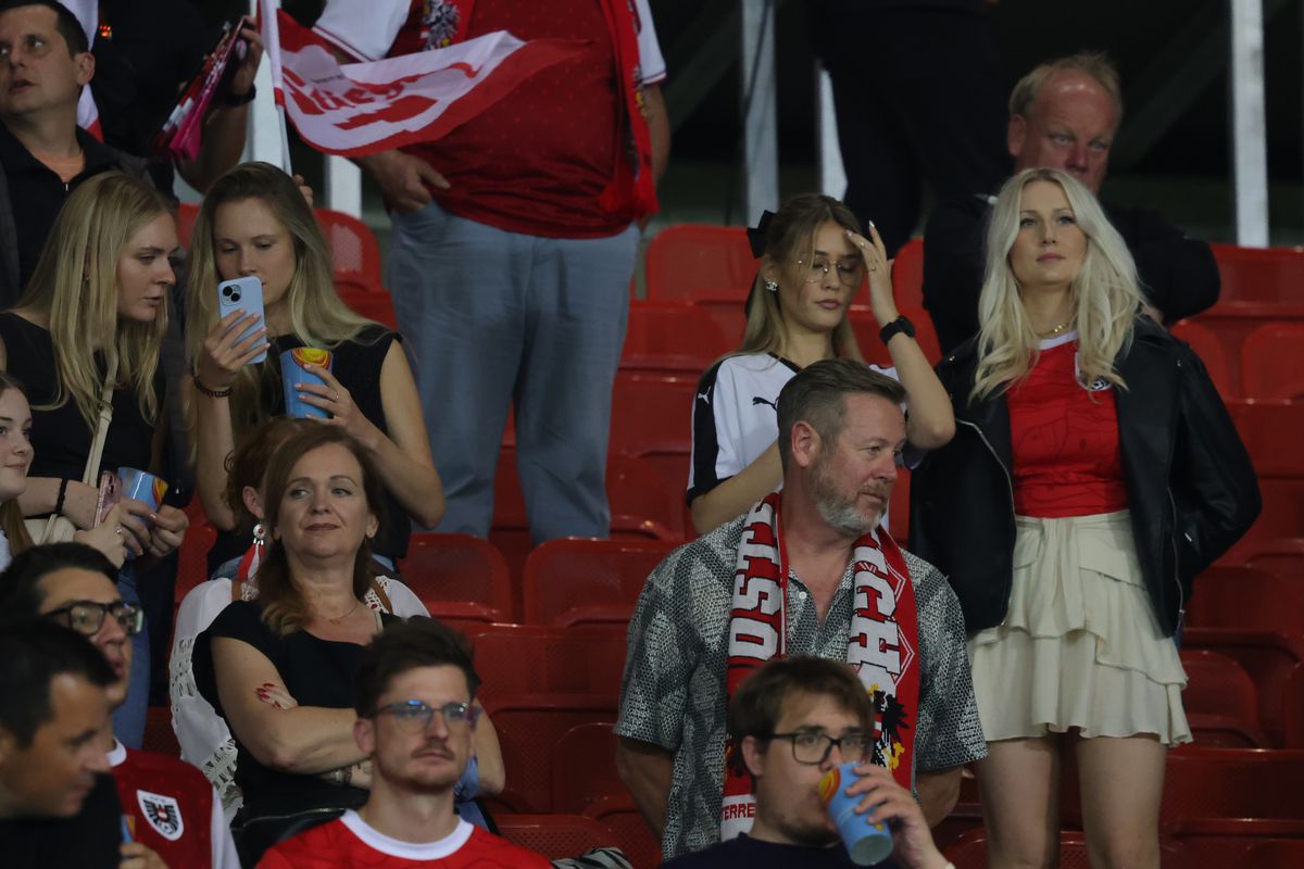 Fetele au colorat o seară tristă » Cine a câștigat duelul dintre Austria și România în tribunele „Ernst Happel”