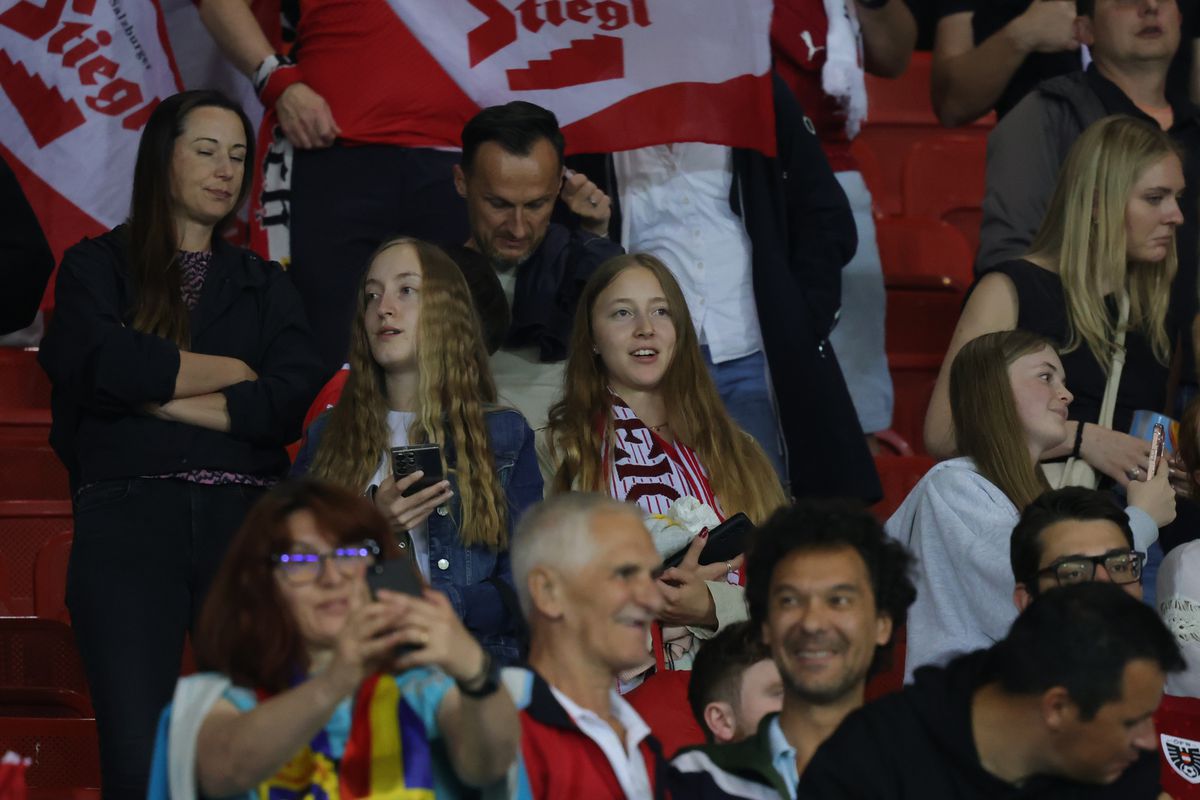 Suporterii au făcut spectacol în tribune la Austria - România 2-1