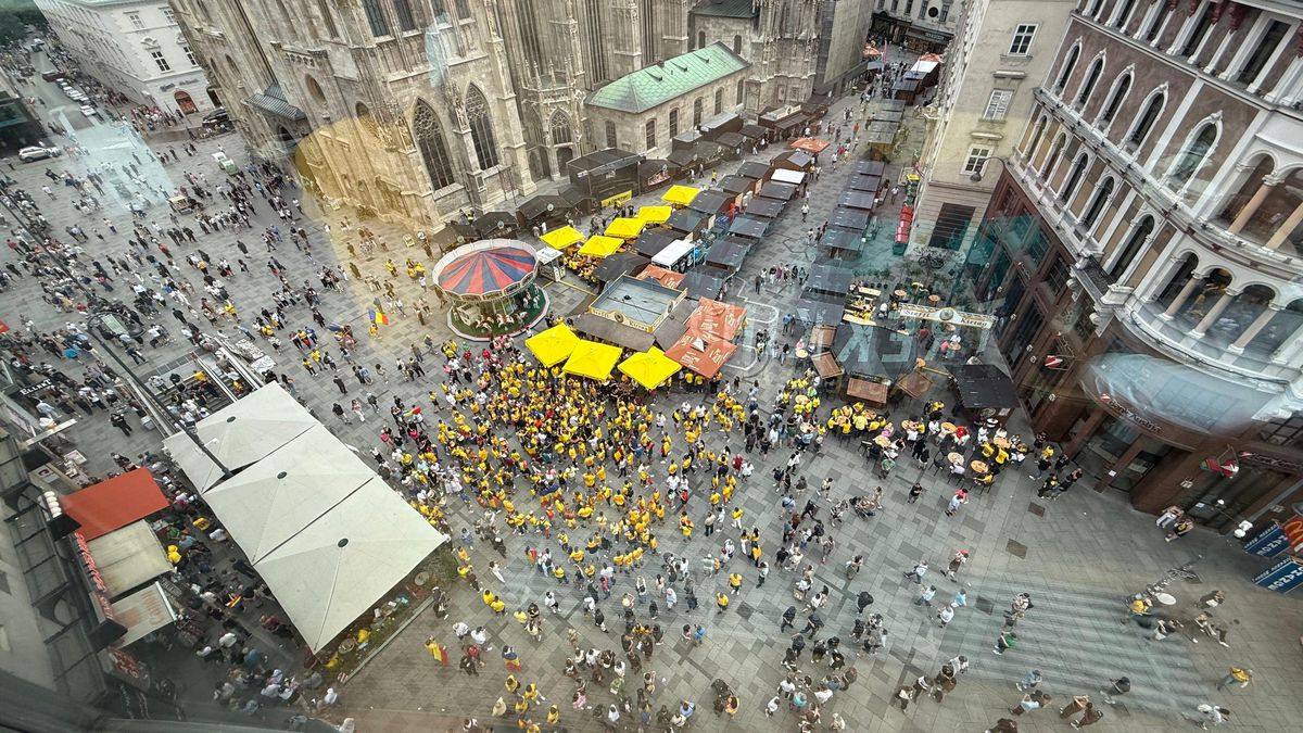 10 imagini EPICE înainte de Austria - România: fanii „tricolori” din „Zidul Galben” chiar au imaginație! GALERIE FOTO