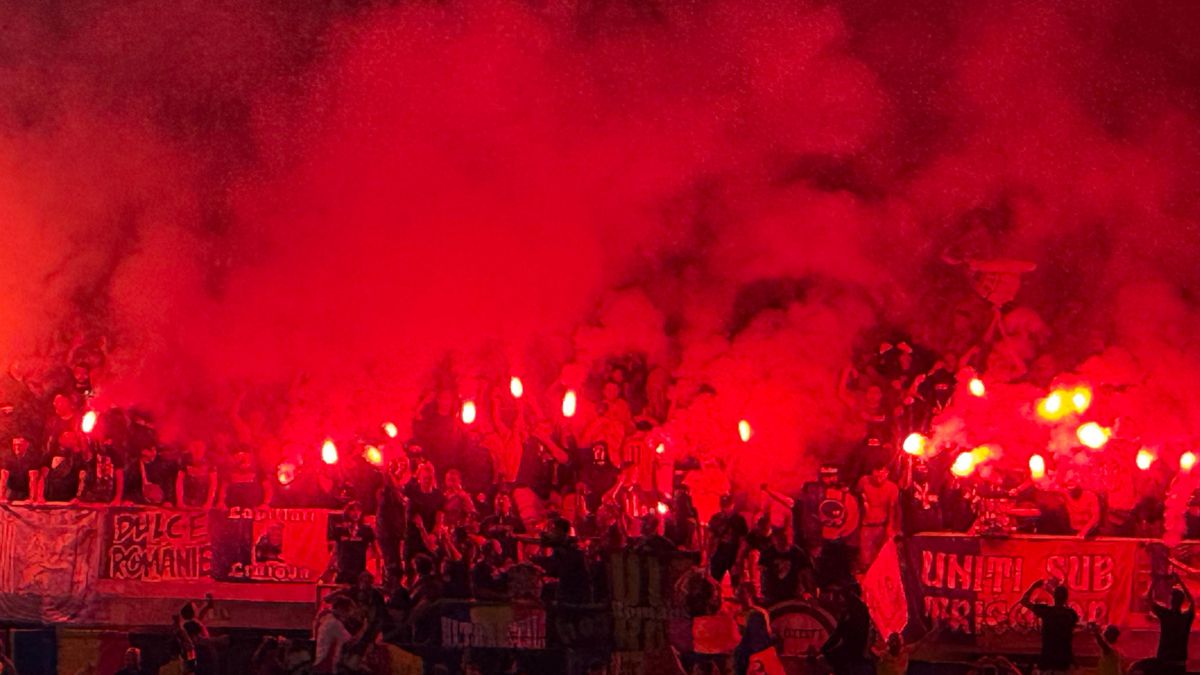 Haos în tribune! Ultrașii de la „Uniți sub tricolor” au aprins zeci de torțe pe stadion + scandări xenofobe