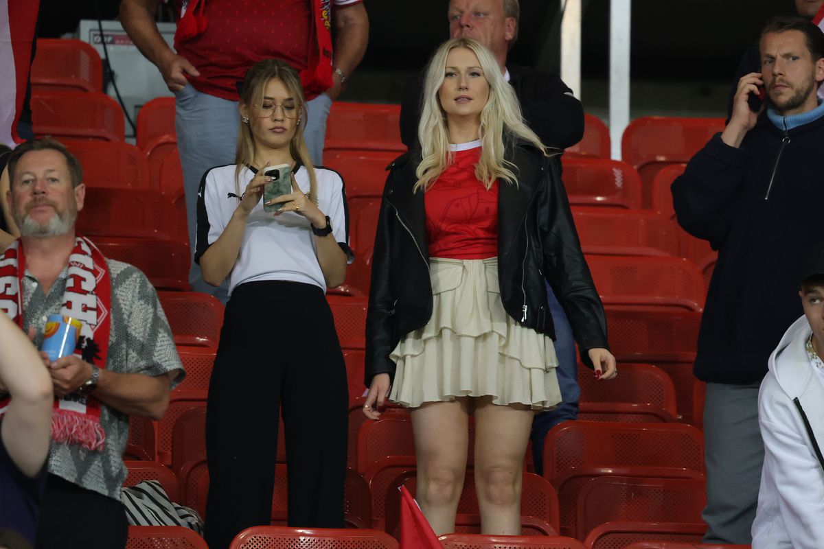 Fetele au colorat o seară tristă » Cine a câștigat duelul dintre Austria și România în tribunele „Ernst Happel”