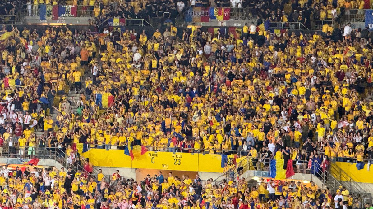 Festivalul de la Viena » Atmosferă de zile mari la Austria - România: ce a vrut să însemne scenografia gazdelor + ai noștri au răspuns cu torțe și un mesaj scurt