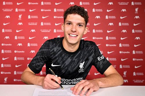 Armin Pecsi, prezentat la Liverpool. FOTO: X @Liverpool FC