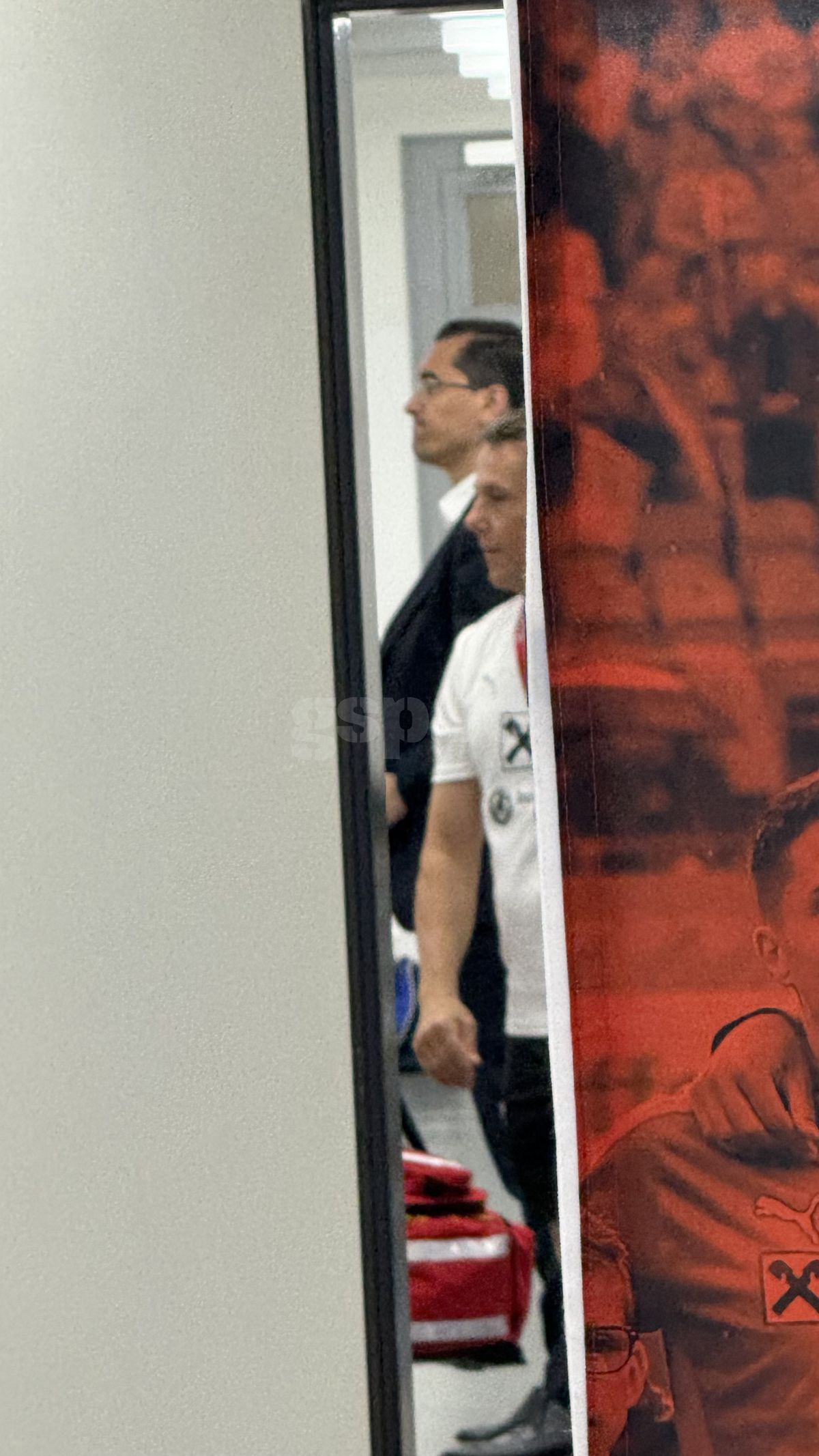 Nu s-a văzut la TV »  Ședință de taină în loja lui Burleanu, imediat după Austria - România! Președintele FRF, împietrit, scenă tristă cu Lucescu + Rațiu a țipat la Miculescu!