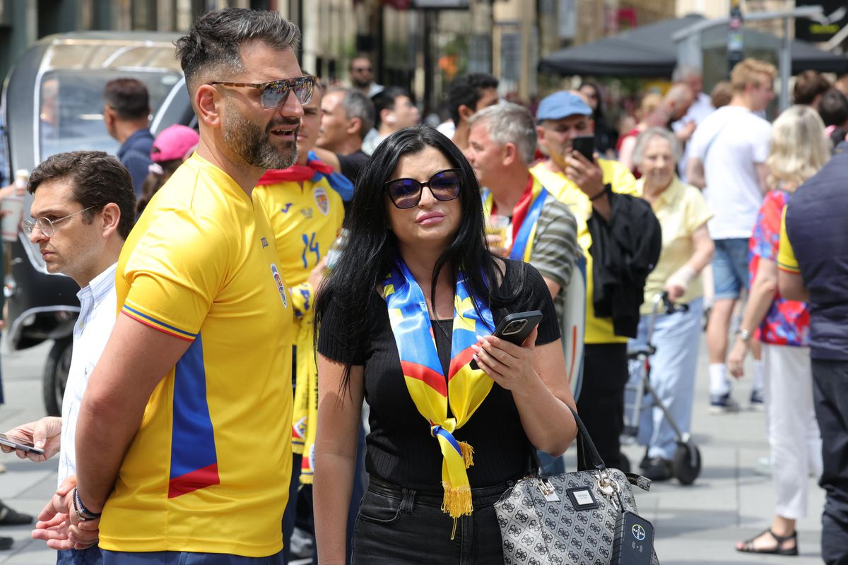 10 imagini EPICE înainte de Austria - România: fanii „tricolori” din „Zidul Galben” chiar au imaginație! GALERIE FOTO