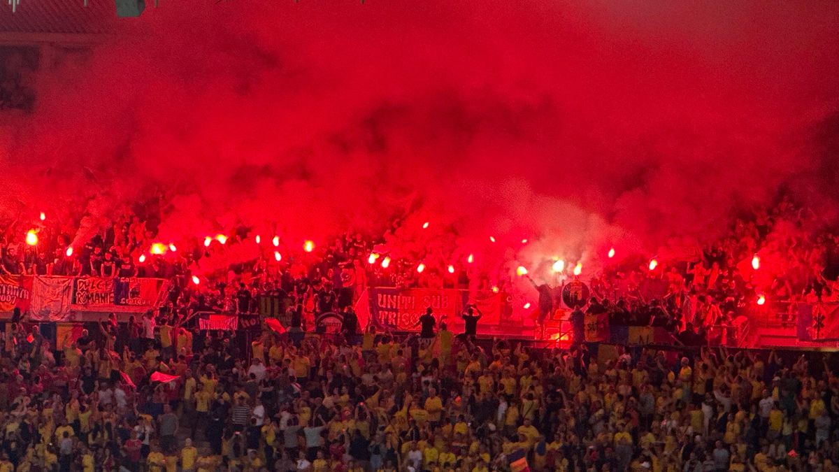 Haos în tribune! Ultrașii de la „Uniți sub tricolor” au aprins zeci de torțe pe stadion + scandări xenofobe