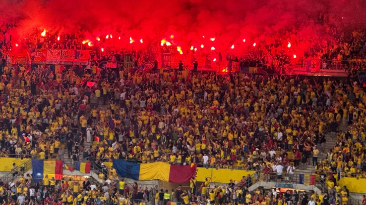 Ultrașii de la „Uniți sub tricolor” au aprins zeci de torțe în Austria - România. Foto: Andrei Crăițoiu (GSP.RO)