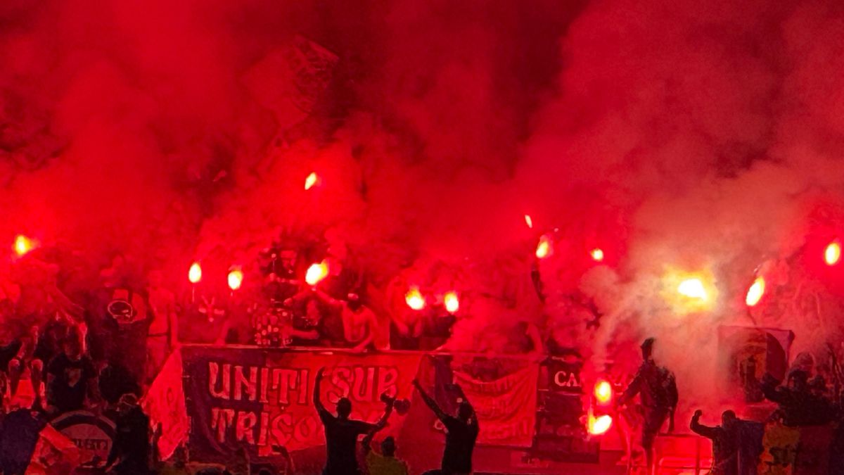 Haos în tribune! Ultrașii de la „Uniți sub tricolor” au aprins zeci de torțe pe stadion + scandări xenofobe