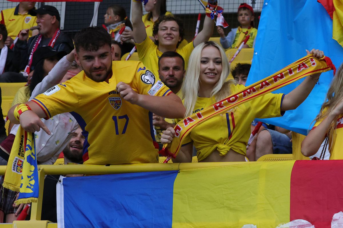 Suporterii au făcut spectacol în tribune la Austria - România 2-1