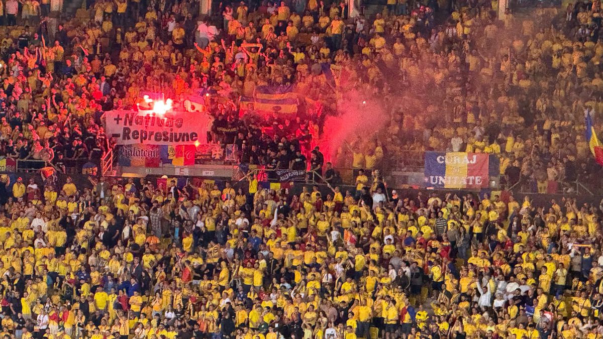 Festivalul de la Viena » Atmosferă de zile mari la Austria - România: ce a vrut să însemne scenografia gazdelor + ai noștri au răspuns cu torțe și un mesaj scurt