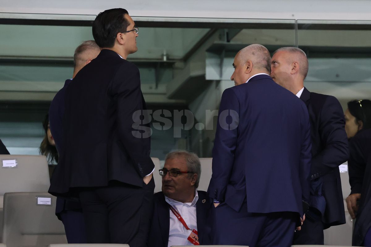 Nu s-a văzut la TV »  Ședință de taină în loja lui Burleanu, imediat după Austria - România! Președintele FRF, împietrit, scenă tristă cu Lucescu + Rațiu a țipat la Miculescu!