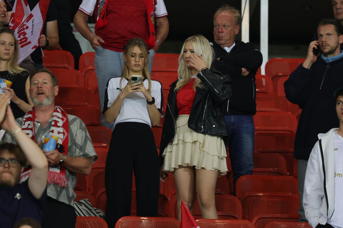 Fetele au colorat o seară tristă » Cine a câștigat duelul dintre Austria și România în tribunele „Ernst Happel”