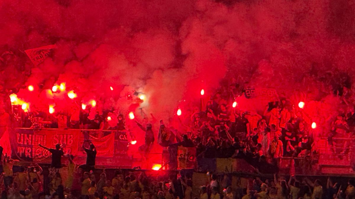 Haos în tribune! Ultrașii de la „Uniți sub tricolor” au aprins zeci de torțe pe stadion + scandări xenofobe