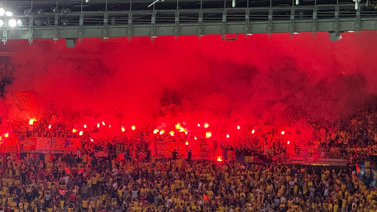 Haos în tribune! Ultrașii de la „Uniți sub tricolor” au aprins zeci de torțe pe stadion + scandări xenofobe