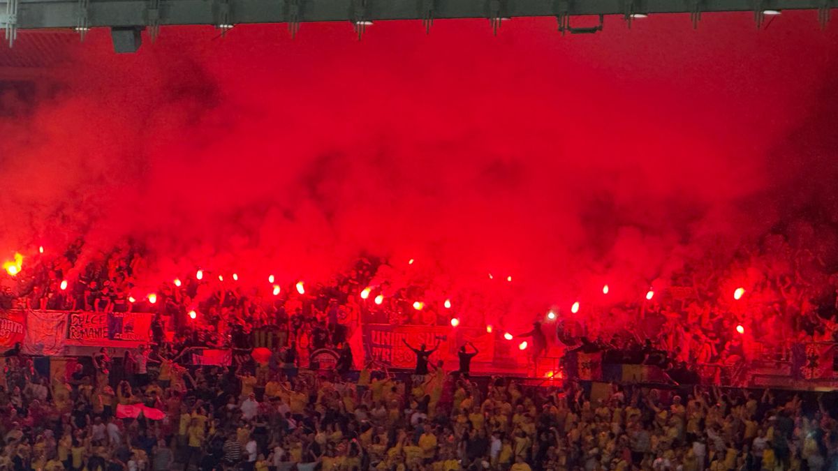 Haos în tribune! Ultrașii de la „Uniți sub tricolor” au aprins zeci de torțe pe stadion + scandări xenofobe