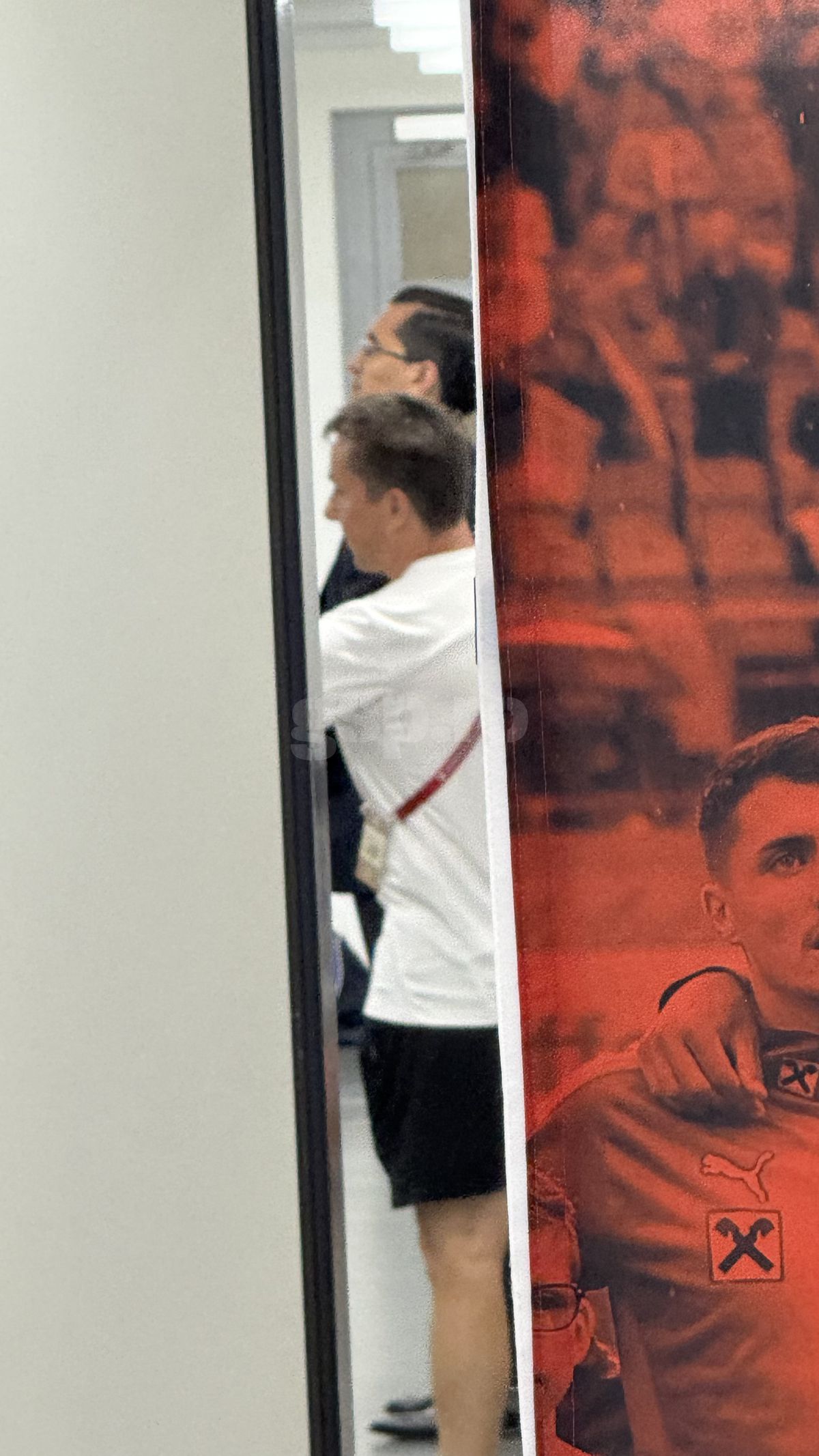 Nu s-a văzut la TV »  Ședință de taină în loja lui Burleanu, imediat după Austria - România! Președintele FRF, împietrit, scenă tristă cu Lucescu + Rațiu a țipat la Miculescu!