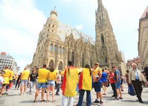 „Zidul Galben” a invadat Viena » Imagini splendide din Stephansplatz cu suporterii români