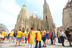 „Zidul Galben” a invadat Viena » Imagini splendide din Stephansplatz cu suporterii români