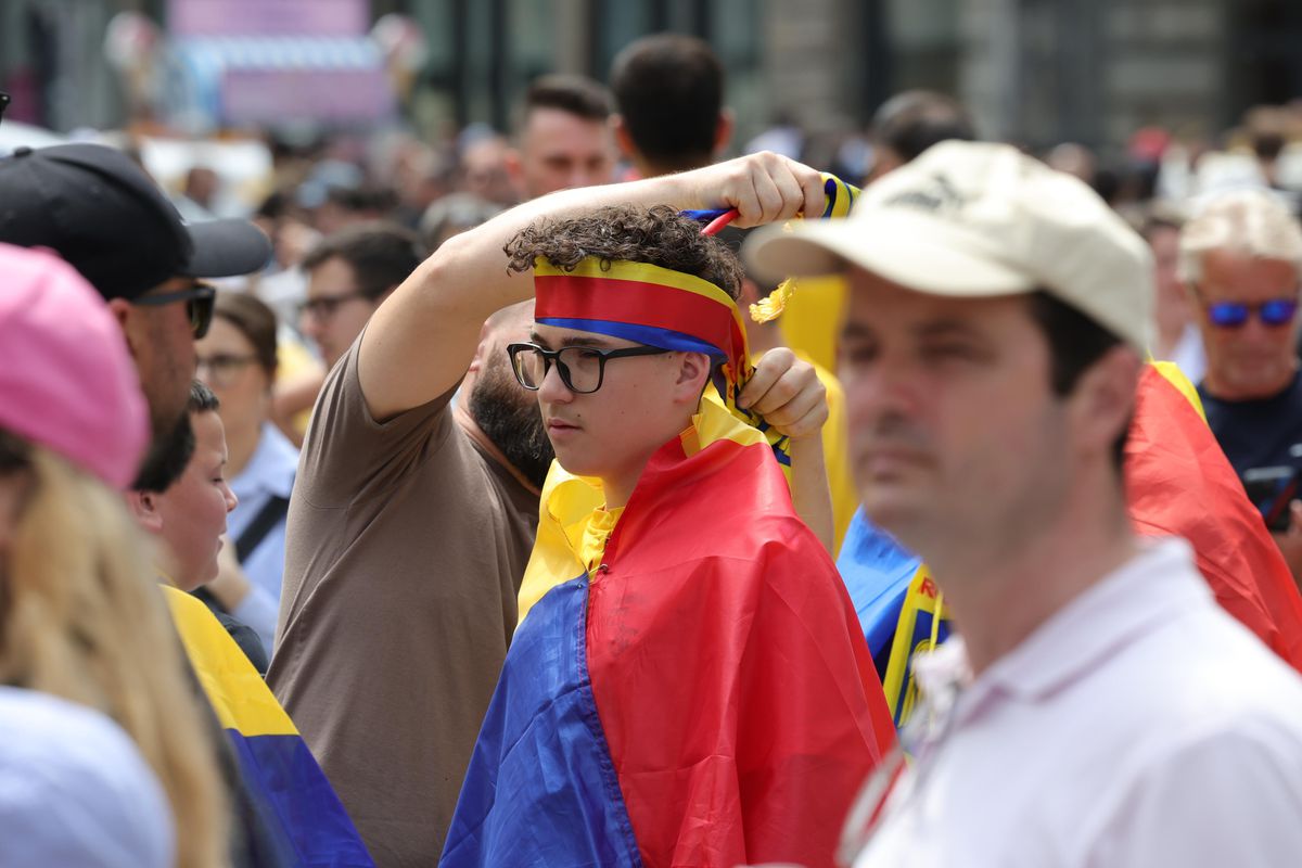 10 imagini EPICE înainte de Austria - România: fanii „tricolori” din „Zidul Galben” chiar au imaginație! GALERIE FOTO