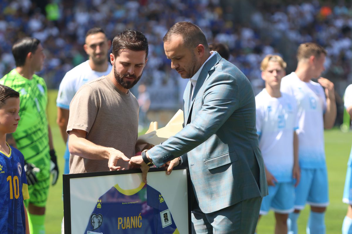 Miralem Pjanic, omagiat la retragerea din națională