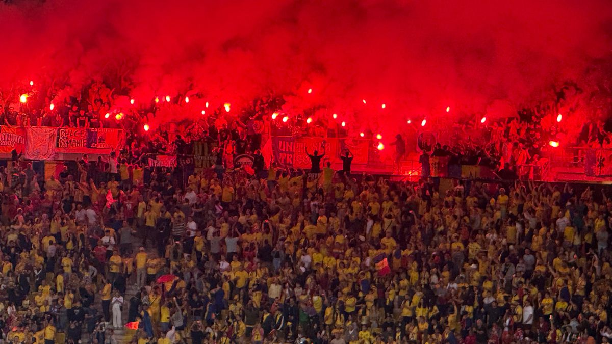 Haos în tribune! Ultrașii de la „Uniți sub tricolor” au aprins zeci de torțe pe stadion + scandări xenofobe