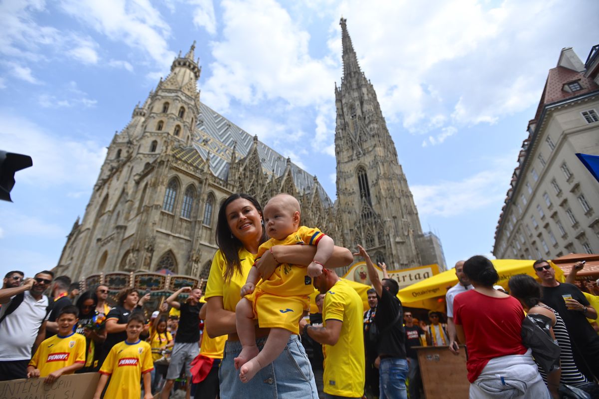 10 imagini EPICE înainte de Austria - România: fanii „tricolori” din „Zidul Galben” chiar au imaginație! GALERIE FOTO