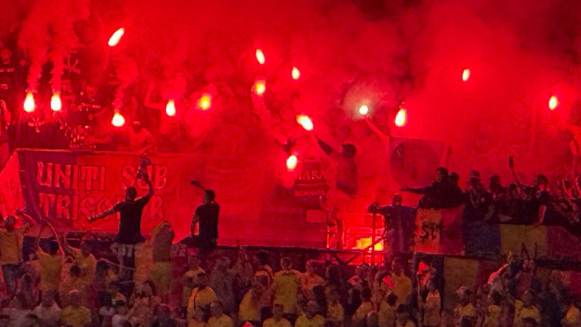 CORESPONDENȚĂ DIN AUSTRIA Haos în tribune! Ultrașii de la „Uniți sub tricolor” au aprins zeci de torțe pe stadion + scandări xenofobe