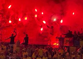 Haos în tribune! Ultrașii de la „Uniți sub tricolor” au aprins zeci de torțe pe stadion + scandări xenofobe