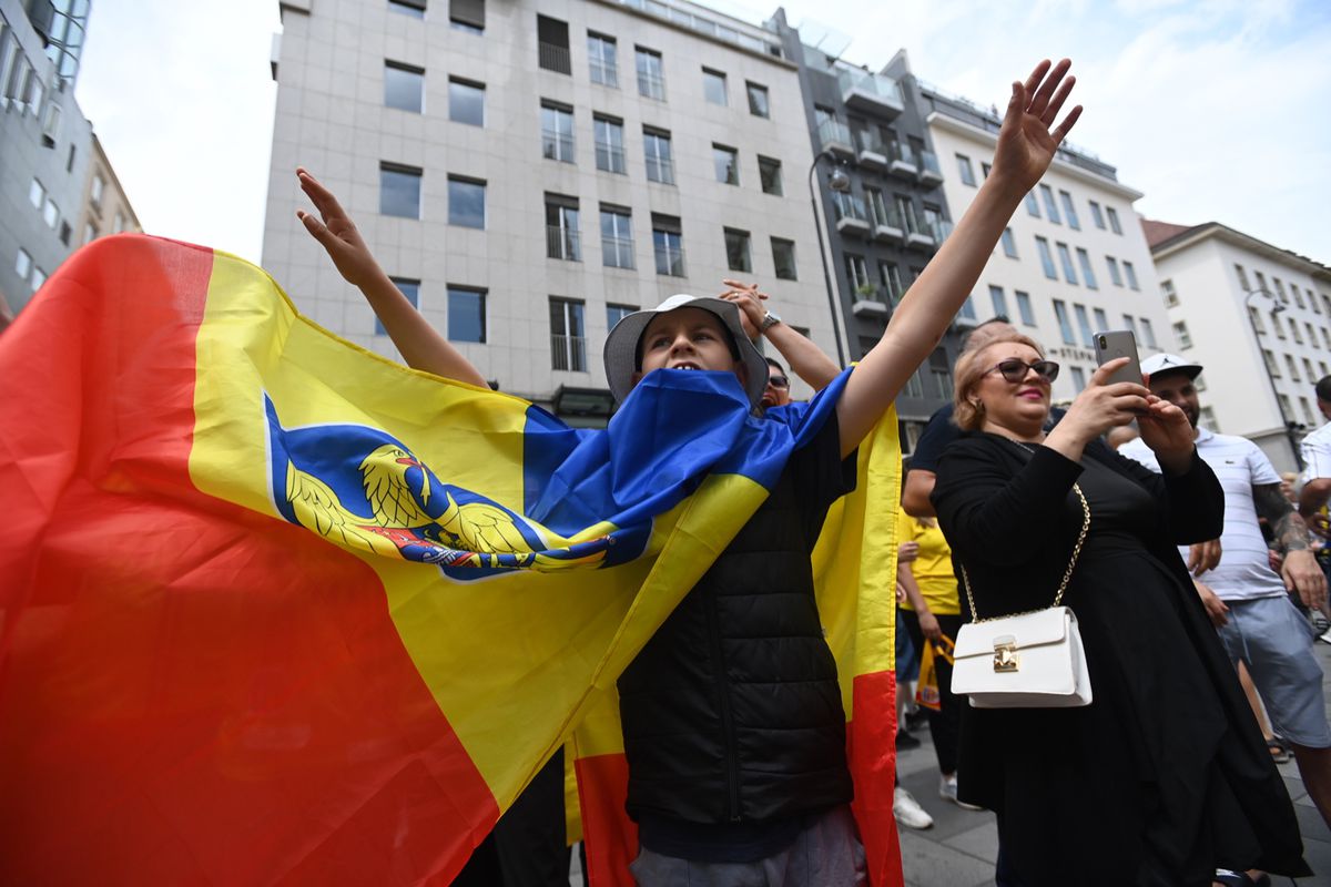 10 imagini EPICE înainte de Austria - România: fanii „tricolori” din „Zidul Galben” chiar au imaginație! GALERIE FOTO